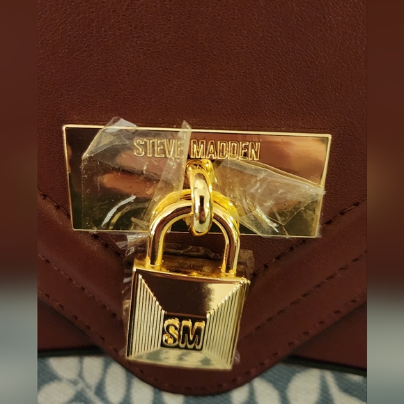 Steve Madden Gorgeous Burgandy Handbag with Gold Trim and solid handle o… - Picture 6 of 8